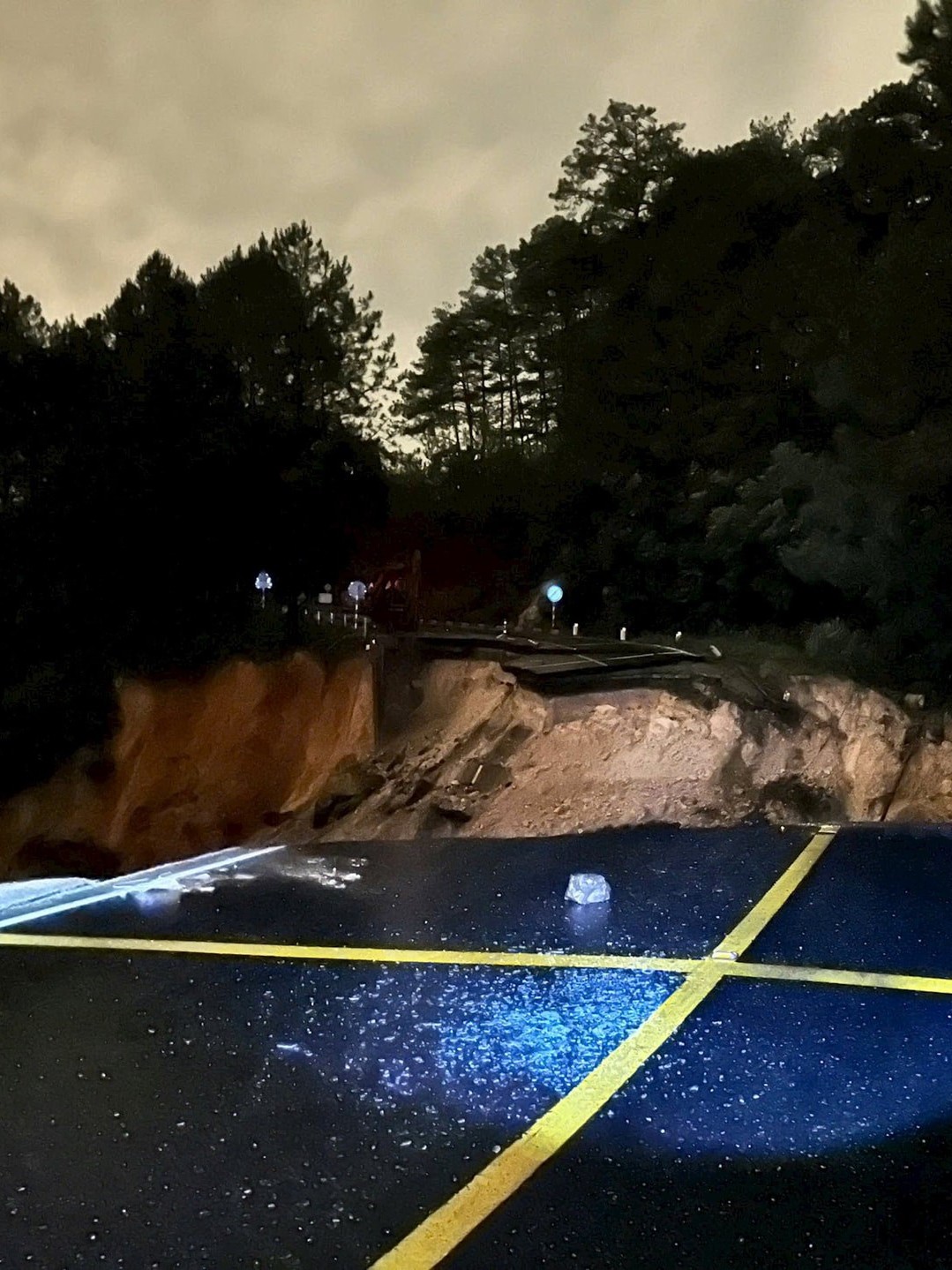 Đèo Mimosa sạt lở nặng, giao thông bị phong tỏa hoàn toàn