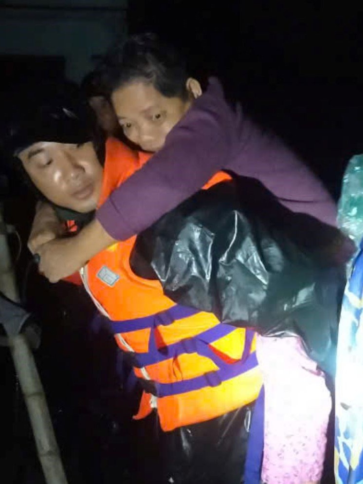 Hơn 300 cán bộ, chiến sĩ Hải quân cơ động giúp nhân dân trong đêm