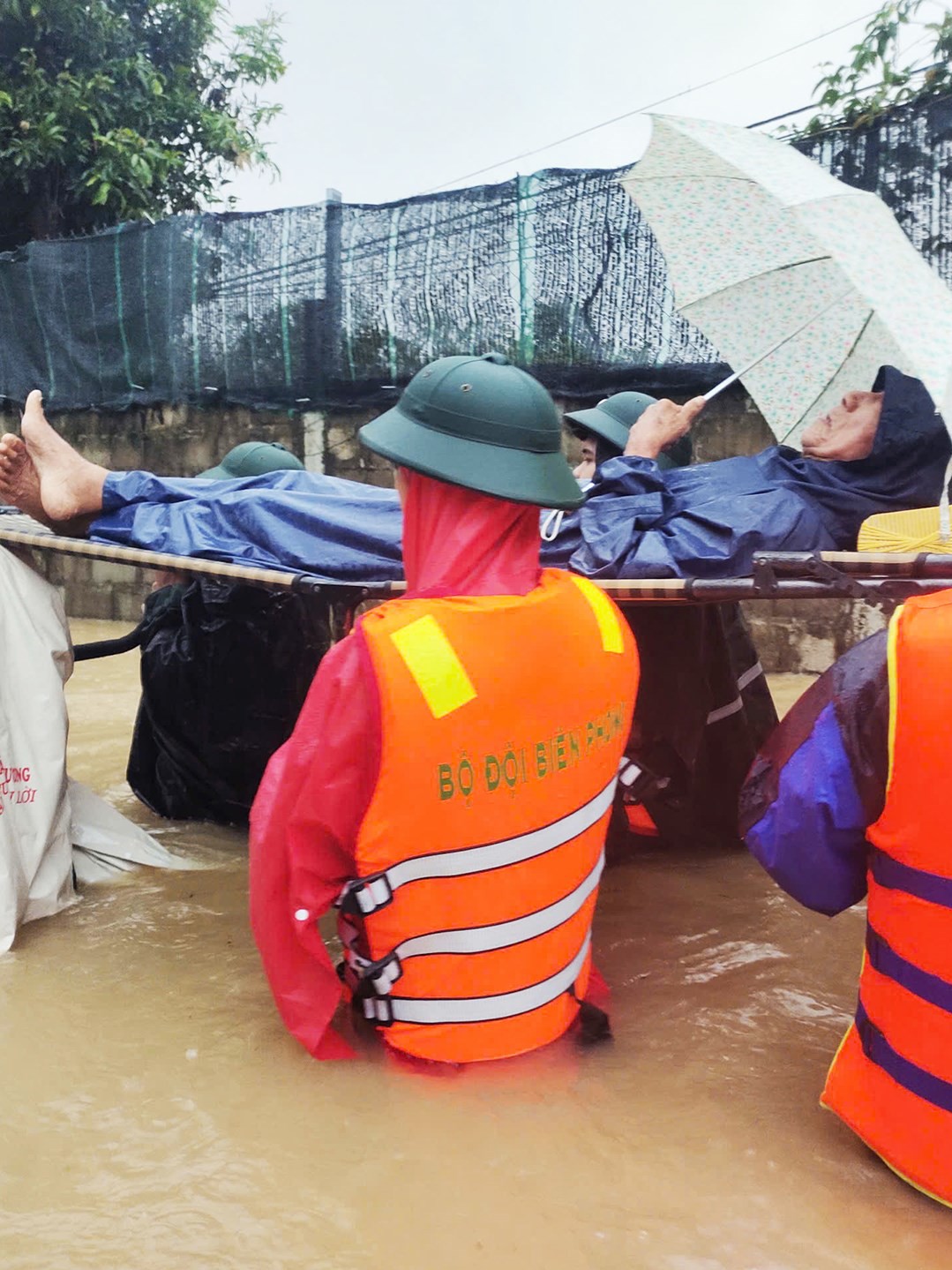 Bộ đội Biên phòng tỉnh Gia Lai vào tâm lũ đưa người dân đến nơi an toàn