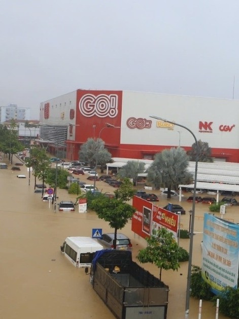 Hình ảnh thắt lòng ở Nha Trang: Hàng nghìn ô tô chìm trong nước lũ