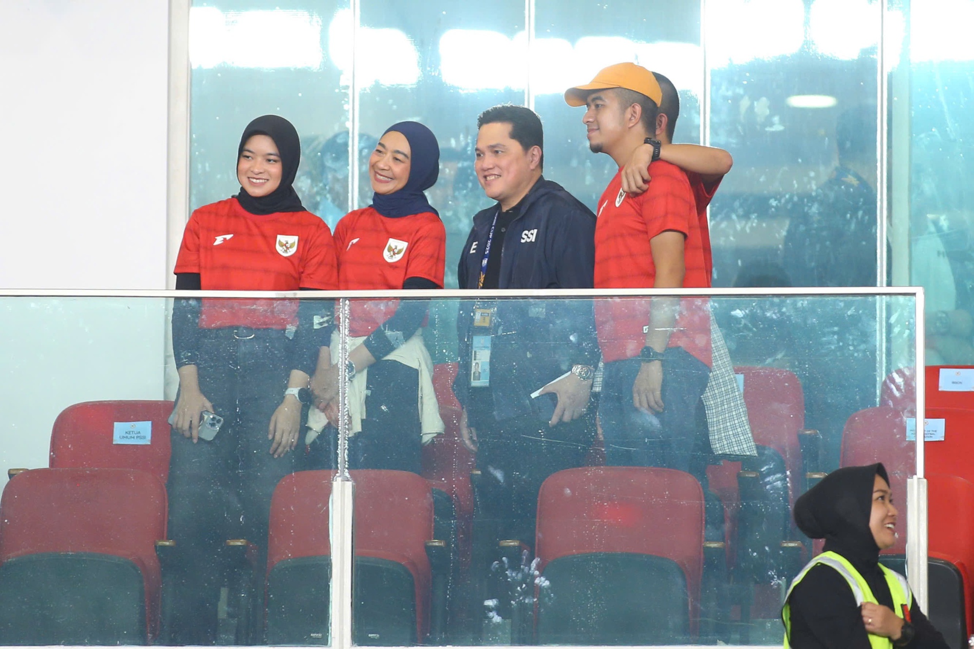 Sếp lớn bóng đá Indonesia gây sốc, bất ngờ mua CLB ở Anh: Đội U.23 ra sao? - Ảnh 1. Sếp lớn bóng đá Indonesia gây sốc, bất ngờ mua CLB ở Anh: Đội U.23 ra sao? - Ảnh 1.