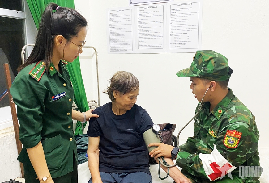 Bộ đội Biên phòng tỉnh Gia Lai vào tâm lũ đưa người dân đến nơi an toàn - Ảnh 1.