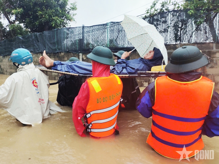 Bộ đội Biên phòng tỉnh Gia Lai vào tâm lũ đưa người dân đến nơi an toàn - Ảnh 4.