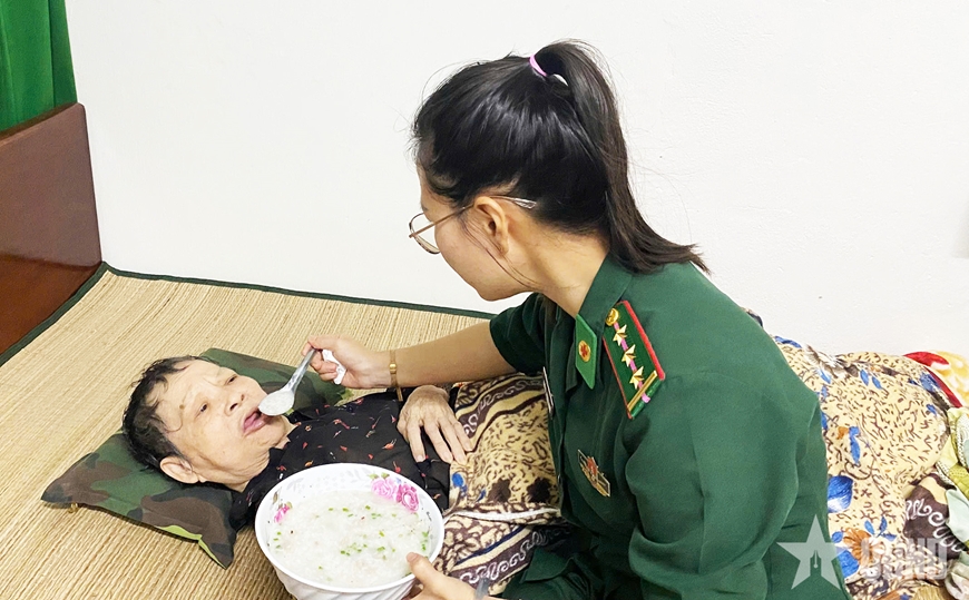 Bộ đội Biên phòng tỉnh Gia Lai vào tâm lũ đưa người dân đến nơi an toàn - Ảnh 2.