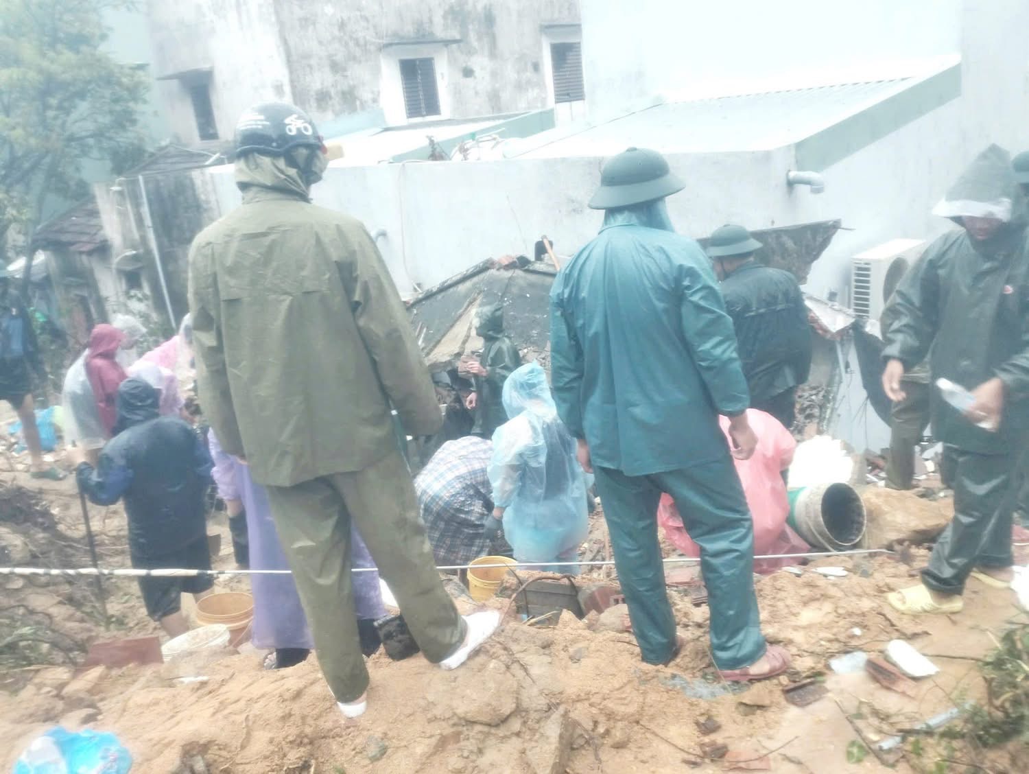 Mưa lũ lịch sử ở Gia Lai: Nhiều nơi vẫn bị chia cắt - Ảnh 1.