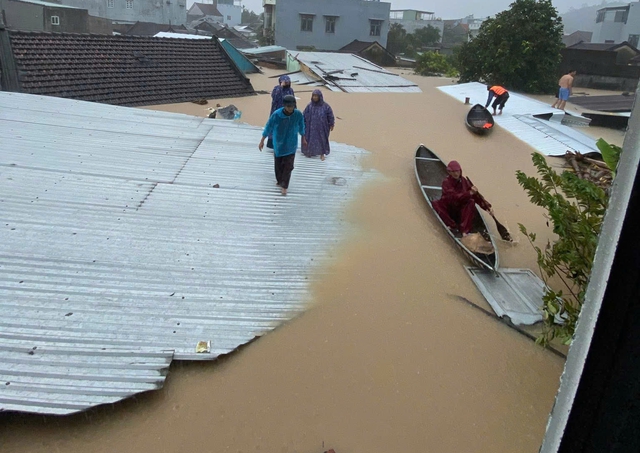 Lũ ở Đắk Lắk và Khánh Hòa vượt lịch sử , bao giờ miền Trung hết mưa? - Ảnh 1.