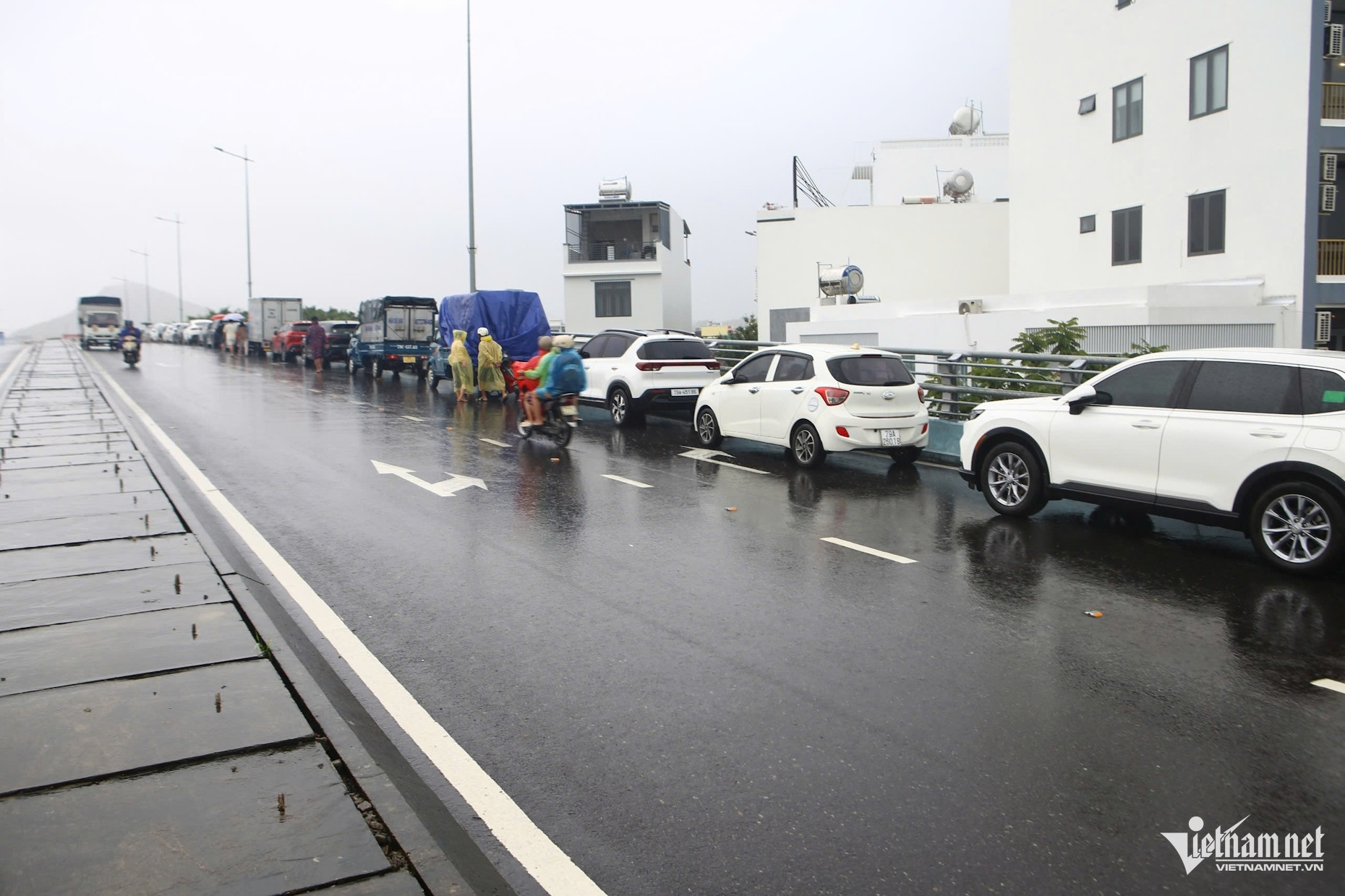 Hình ảnh thắt lòng ở Nha Trang: Hàng nghìn ô tô chìm trong nước lũ- Ảnh 11.