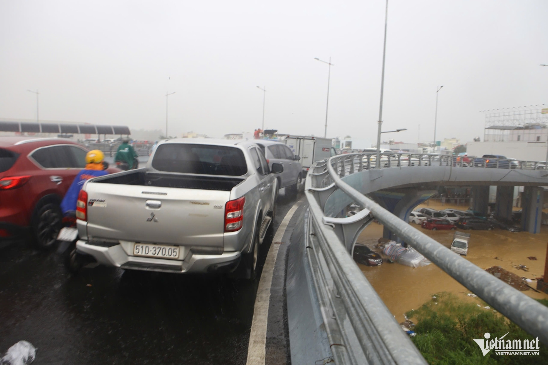 Hình ảnh thắt lòng ở Nha Trang: Hàng nghìn ô tô chìm trong nước lũ- Ảnh 7.