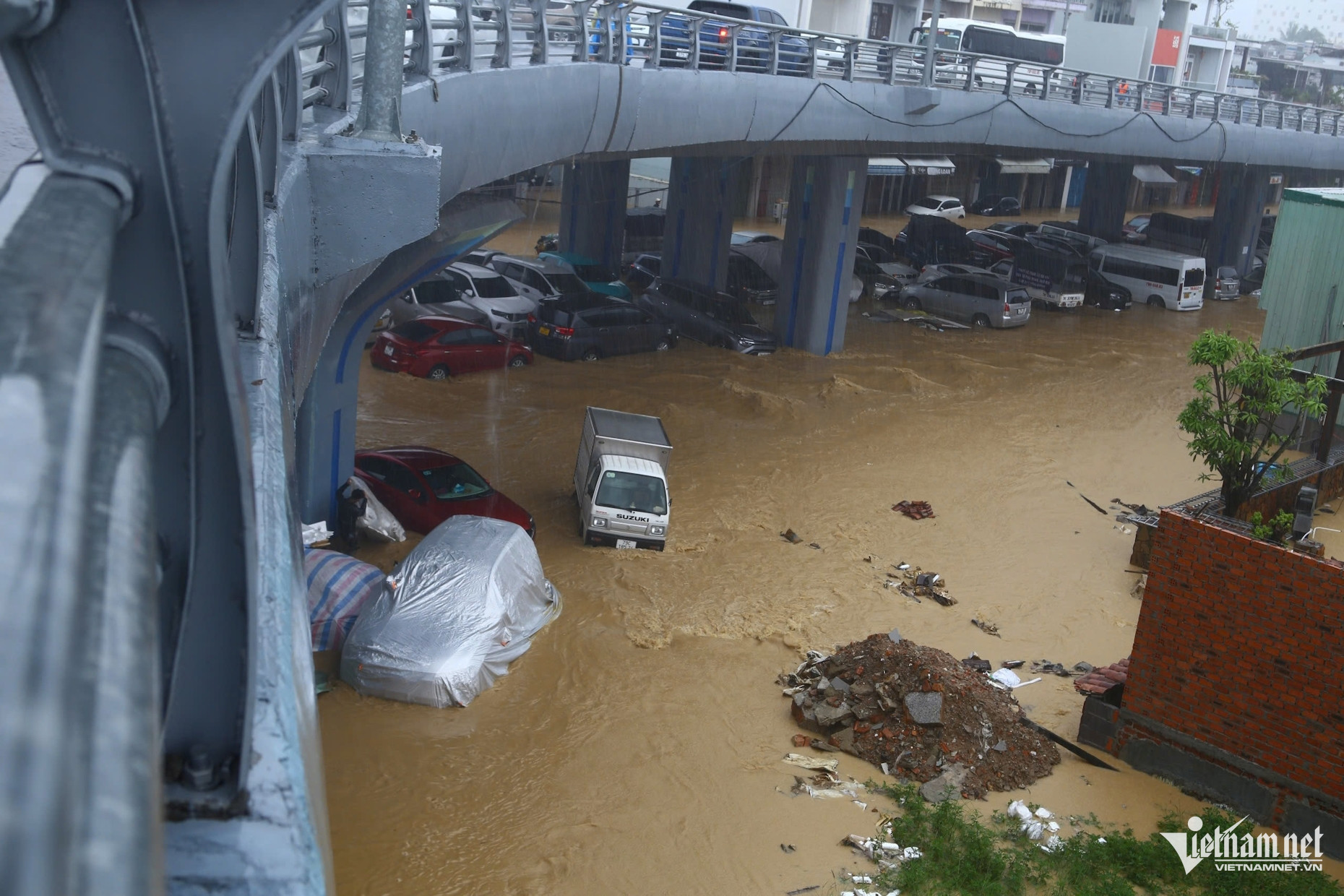 Hình ảnh thắt lòng ở Nha Trang: Hàng nghìn ô tô chìm trong nước lũ- Ảnh 10.