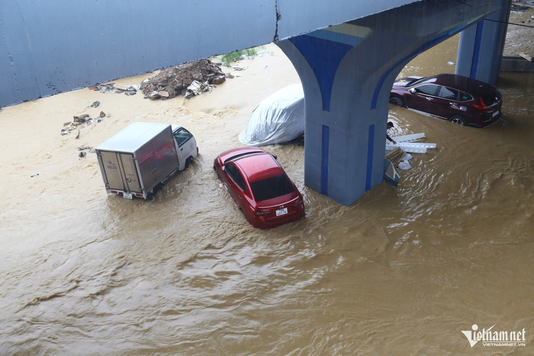 Hình ảnh thắt lòng ở Nha Trang: Hàng nghìn ô tô chìm trong nước lũ- Ảnh 8.