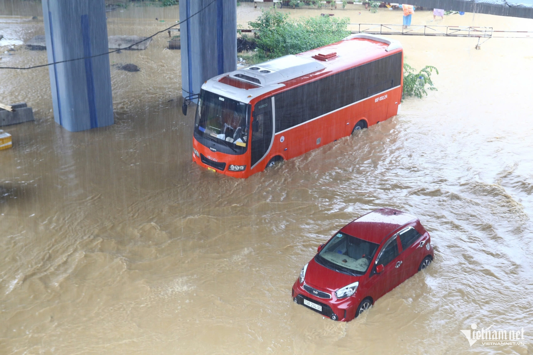 Hình ảnh thắt lòng ở Nha Trang: Hàng nghìn ô tô chìm trong nước lũ- Ảnh 9.