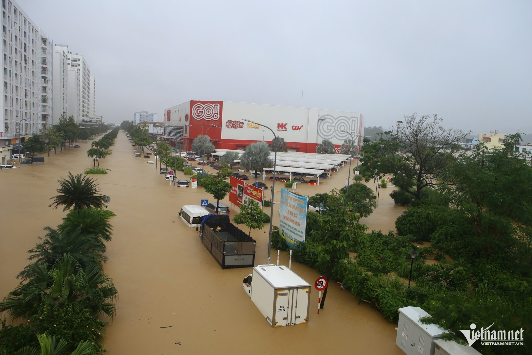 Hình ảnh thắt lòng ở Nha Trang: Hàng nghìn ô tô chìm trong nước lũ- Ảnh 2.