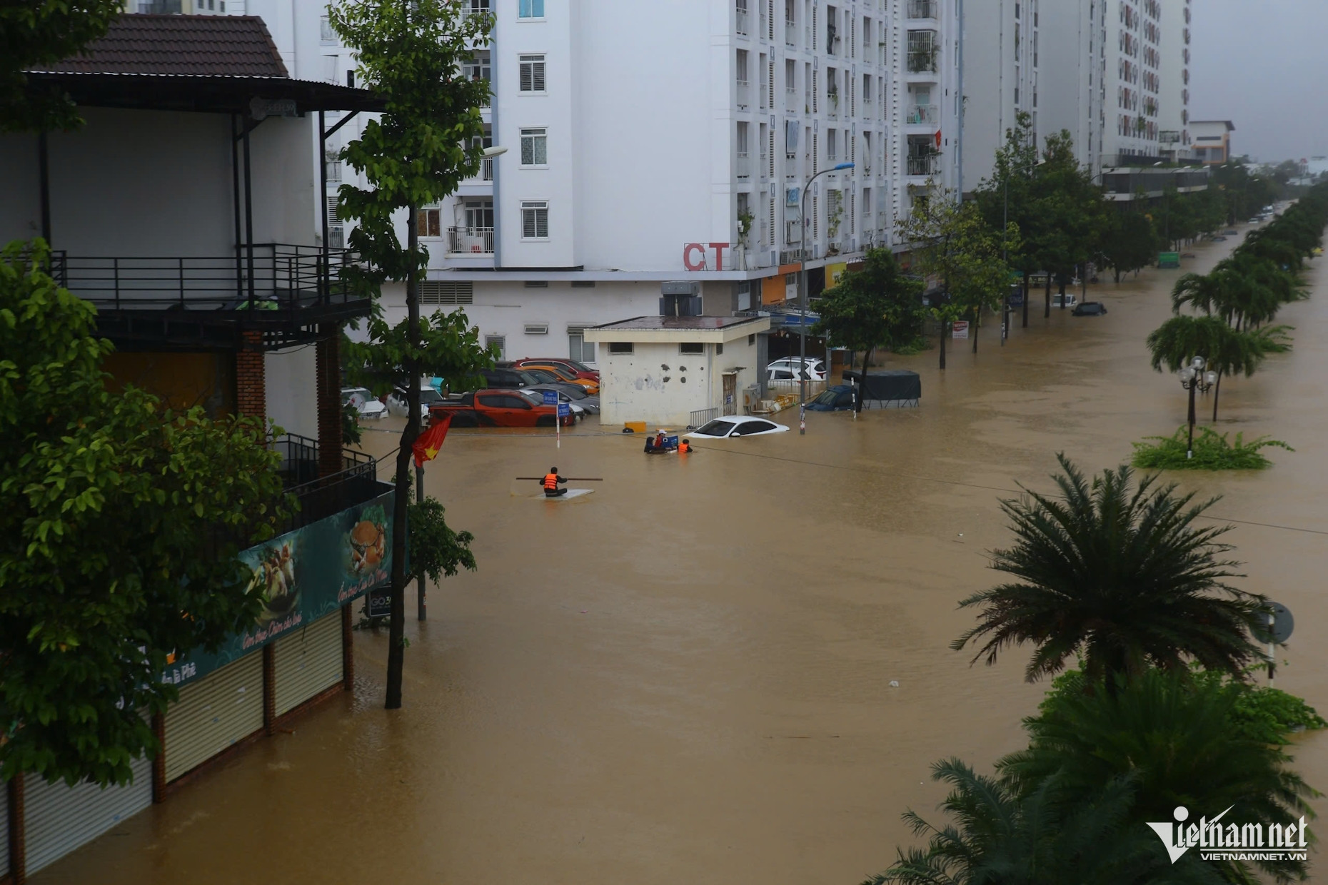 Hình ảnh thắt lòng ở Nha Trang: Hàng nghìn ô tô chìm trong nước lũ- Ảnh 6.