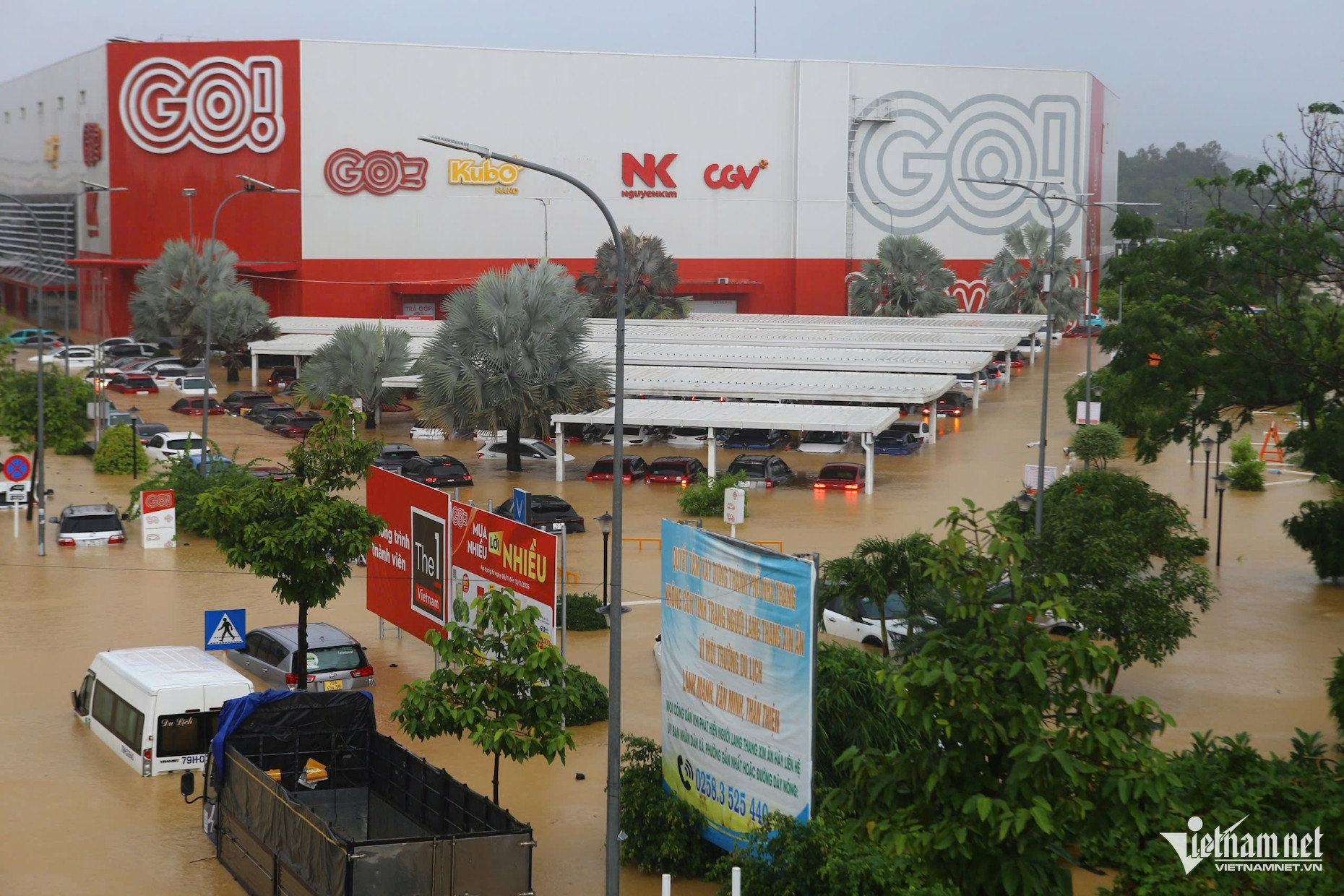 Hình ảnh thắt lòng ở Nha Trang: Hàng nghìn ô tô chìm trong nước lũ- Ảnh 4.