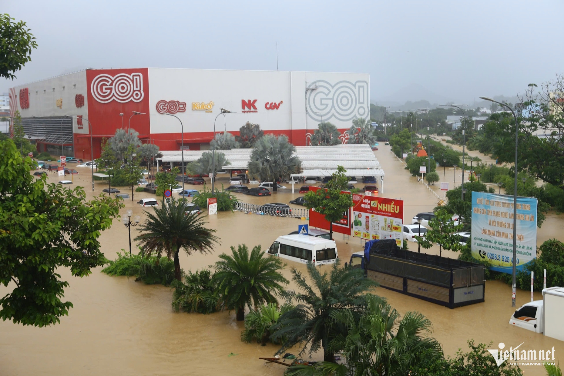 Hình ảnh thắt lòng ở Nha Trang: Hàng nghìn ô tô chìm trong nước lũ- Ảnh 3.