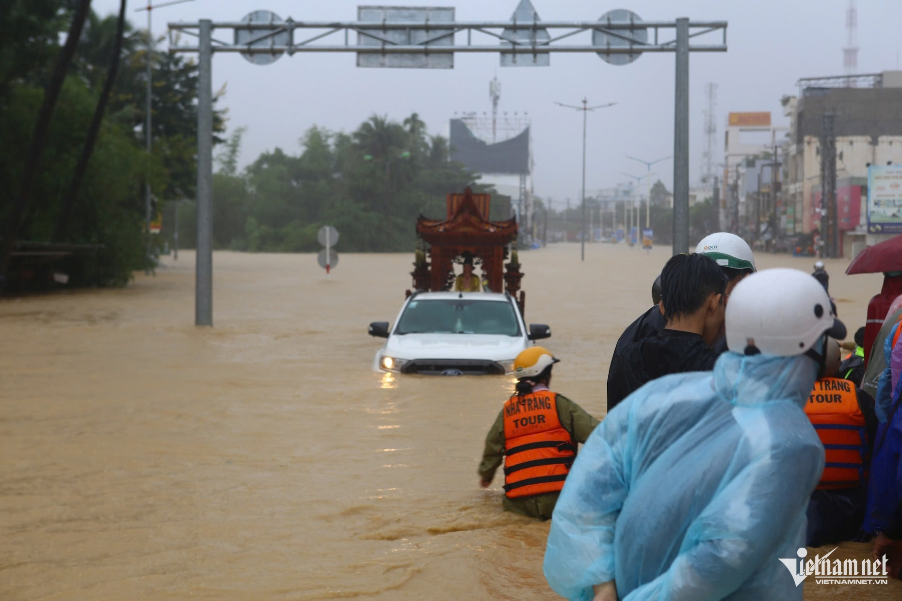 Hình ảnh thắt lòng ở Nha Trang: Hàng nghìn ô tô chìm trong nước lũ- Ảnh 13.