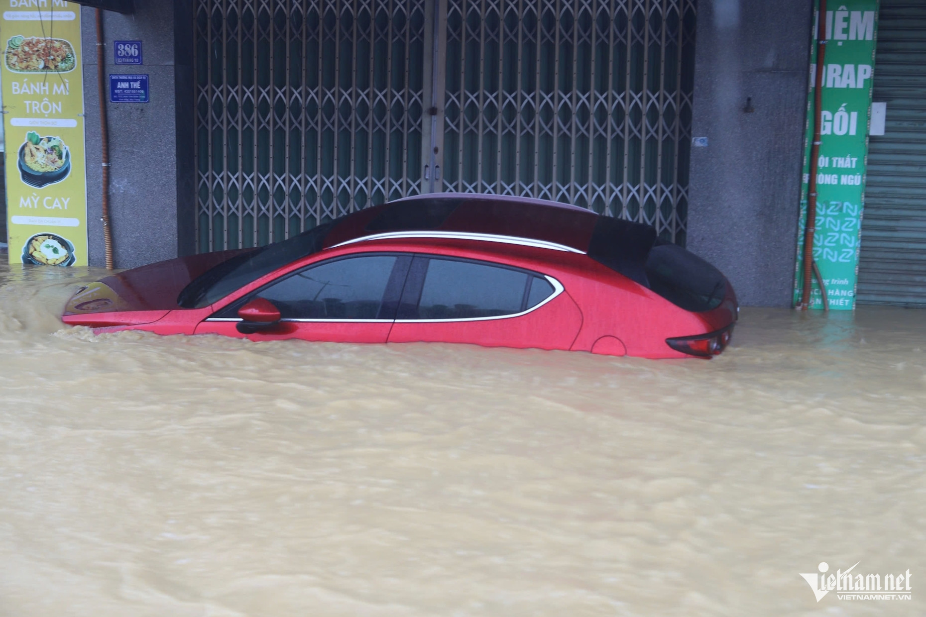 Hình ảnh thắt lòng ở Nha Trang: Hàng nghìn ô tô chìm trong nước lũ- Ảnh 5.