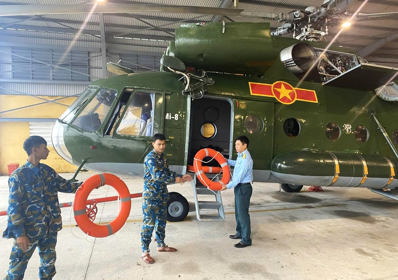 Điều máy bay chở phao cứu sinh tiếp tế vùng lũ Gia Lai, Đắk Lắk- Ảnh 1.