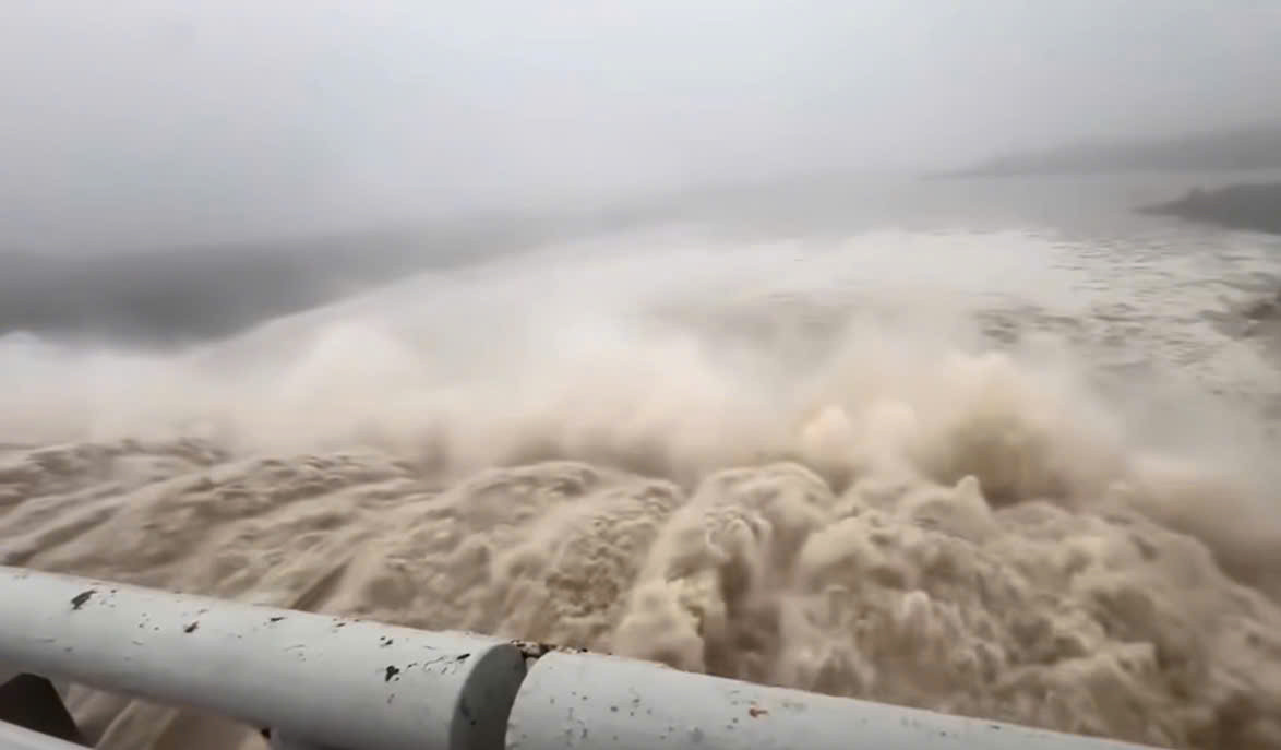 Diễn biến xả lũ mới nhất tại Thủy điện sông Ba Hạ- Ảnh 1.