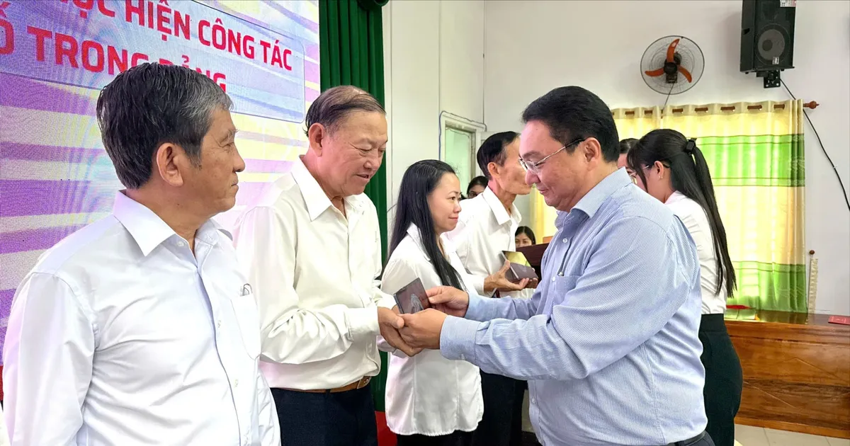 Phường đầu tiên ở TP. Hồ Chí Minh trang bị máy tính bảng có trợ lý ảo cho chi bộ
