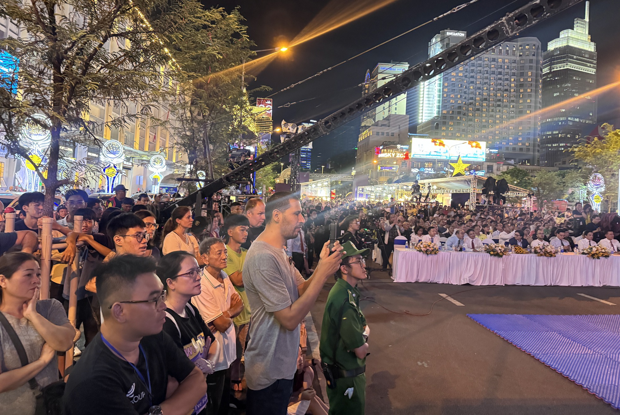 Du khách nước ngoài trầm trồ với màn biểu diễn võ thuật mãn nhãn tại TP.HCM- Ảnh 4.