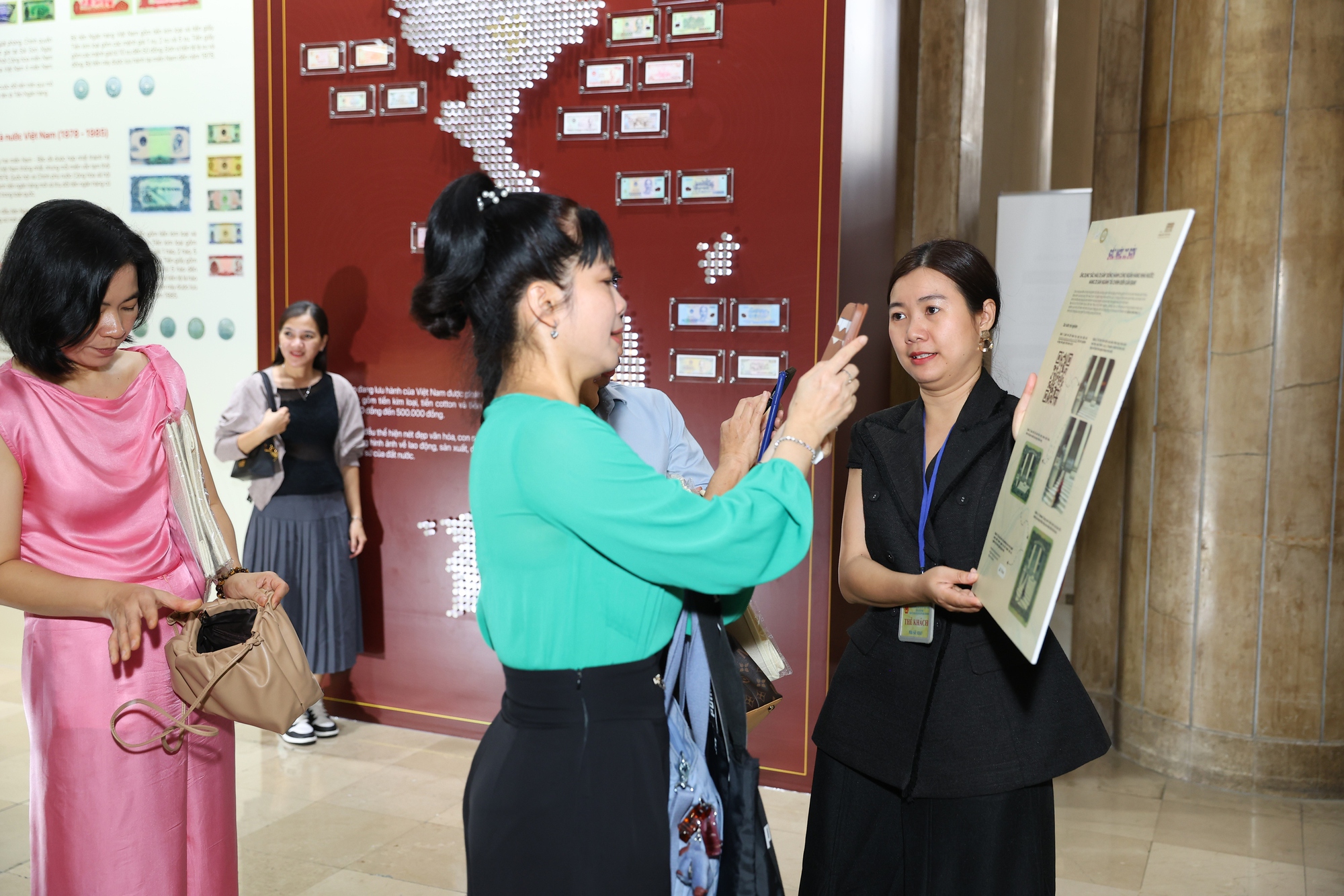 Cuối tuần thong thả đi xem triển lãm đồng tiền Việt Nam tại Ngân hàng Nhà nước- Ảnh 5. Cuối tuần thong thả đi xem triển lãm đồng tiền Việt Nam tại Ngân hàng Nhà nước- Ảnh 5.