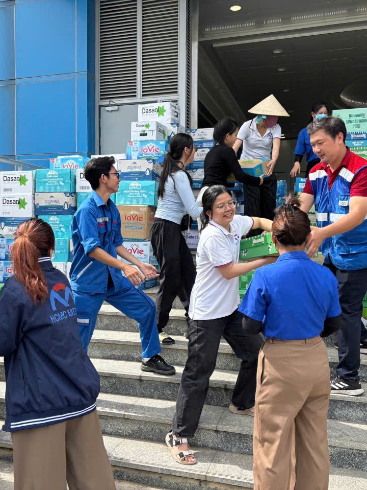 Toàn tuyến Metro số 1 chuyển hàng cứu trợ người dân vùng lũ