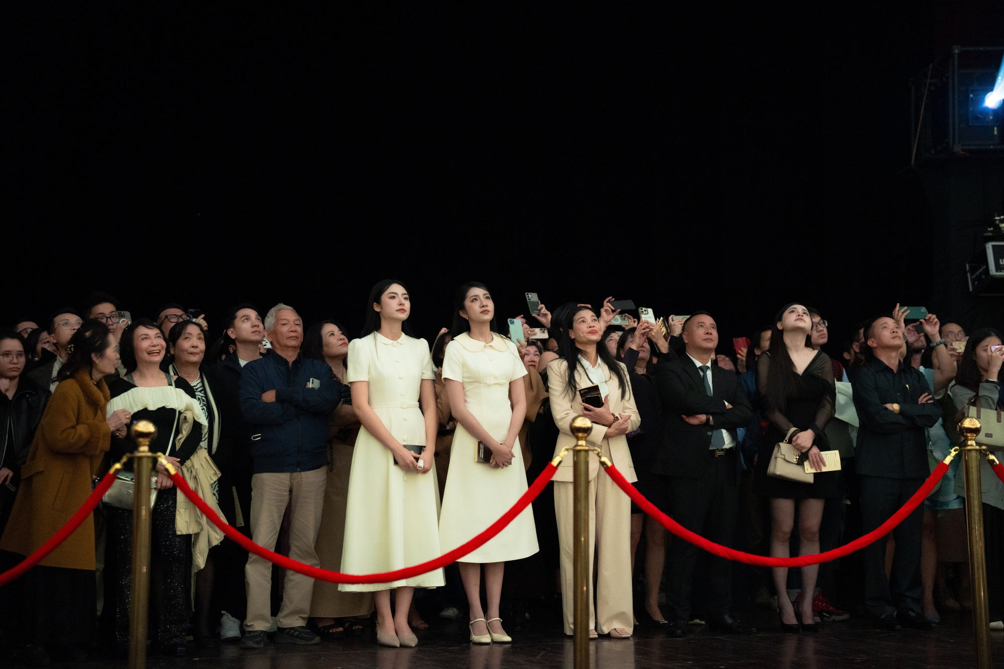 Nhà hát Lớn Hà Nội lộng lẫy chưa từng thấy- Ảnh 2.