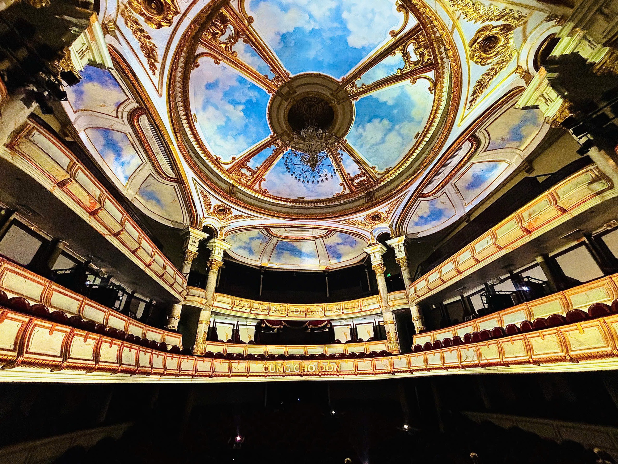 Nhà hát Lớn Hà Nội lộng lẫy chưa từng thấy- Ảnh 1.