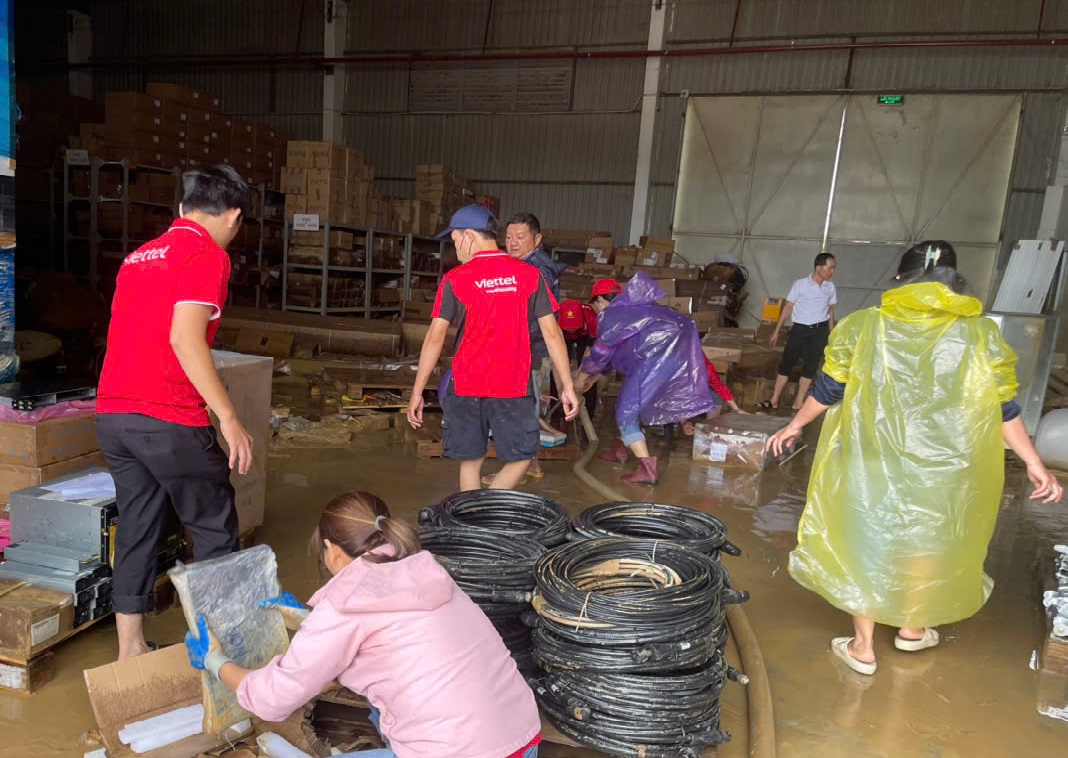 Viettel đồng hành với người dân vùng thiên tai - Ảnh 1.