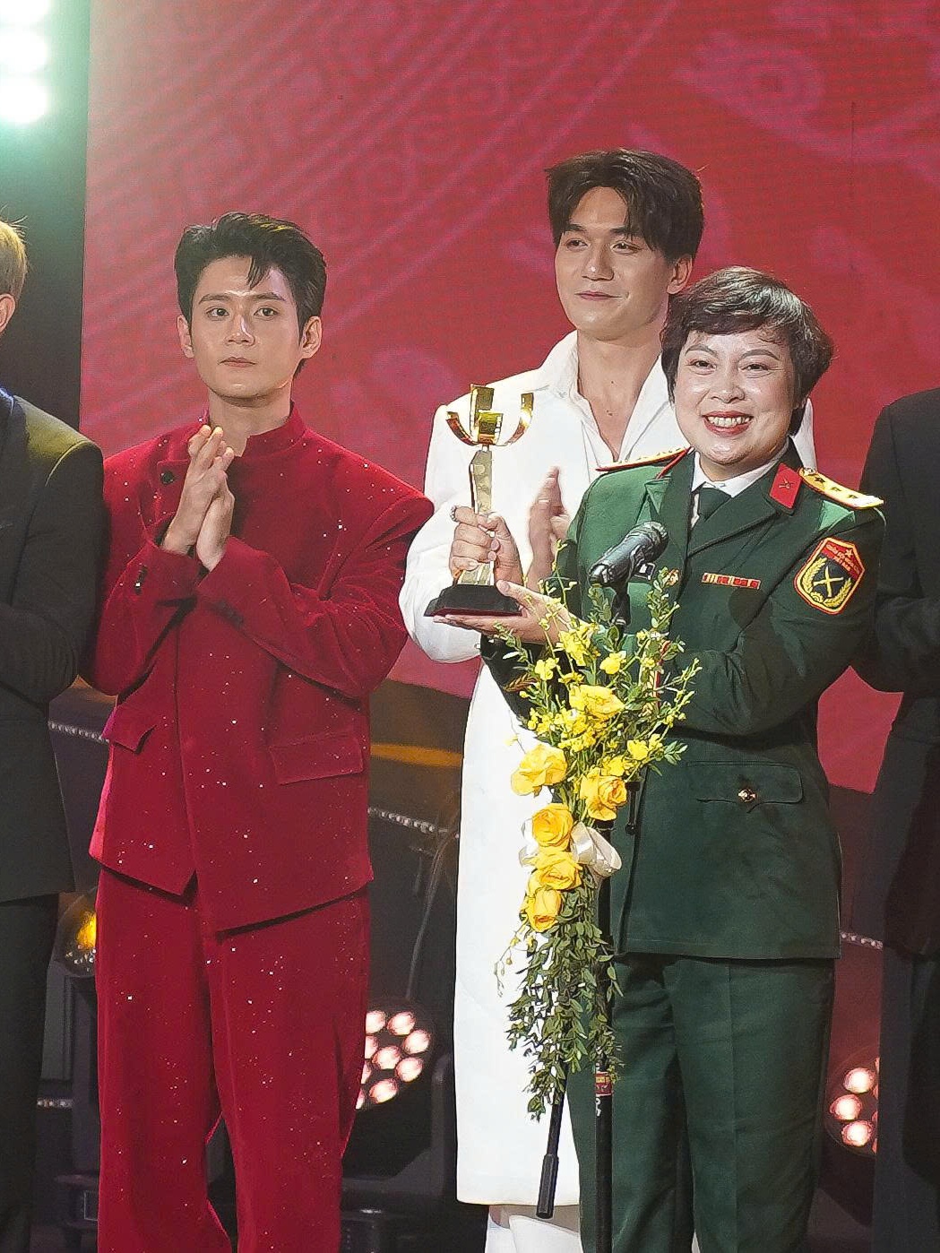 "Mưa đỏ" thắng lớn với 5 giải tại Liên hoan phim Việt Nam lần thứ 24