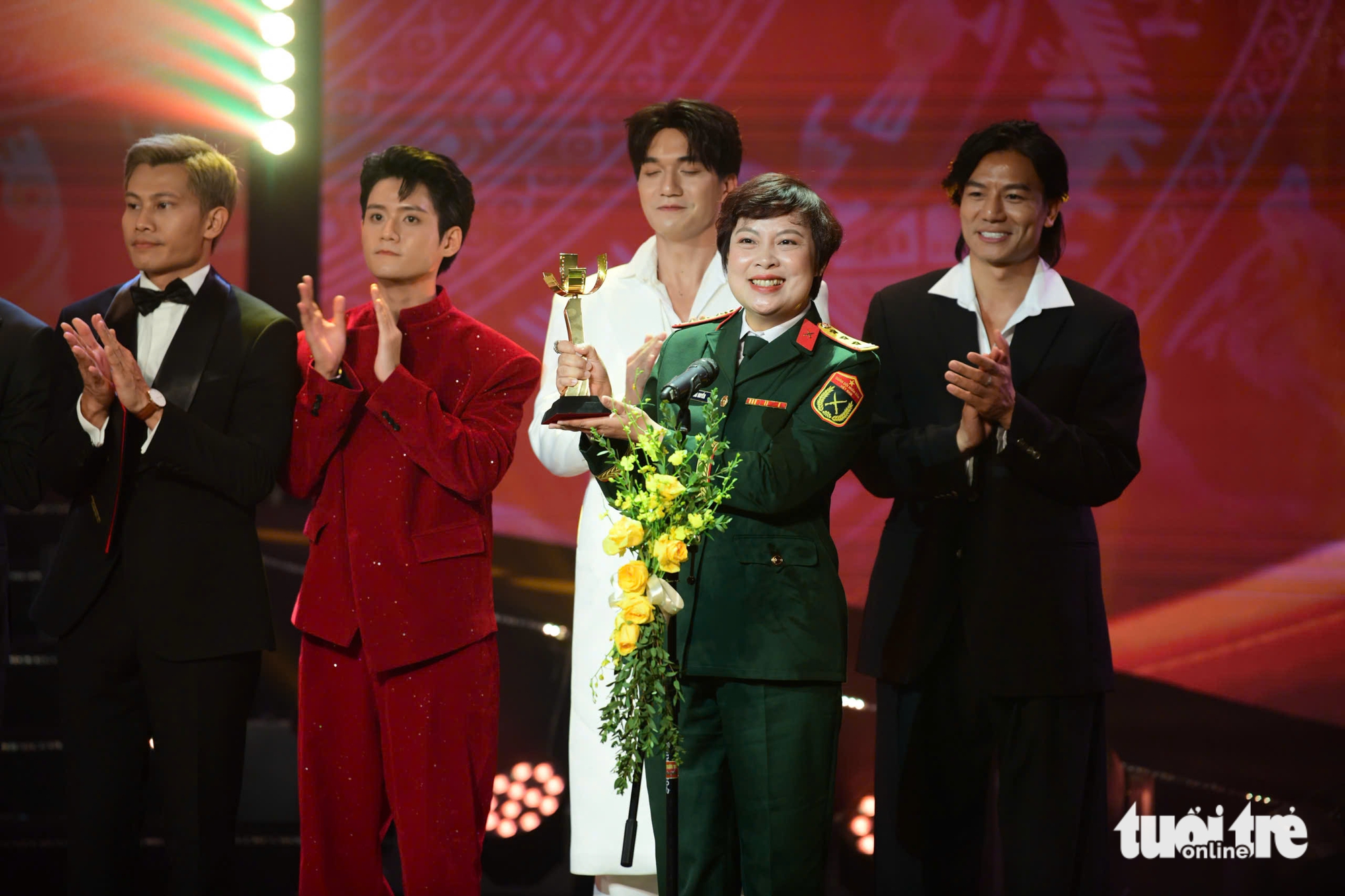 Mưa đỏ nhận Bông sen vàng cùng 4 giải cá nhân xuất sắc tại Liên hoan phim Việt Nam - Ảnh 3. Liên hoan phim Việt Nam - Ảnh 4.