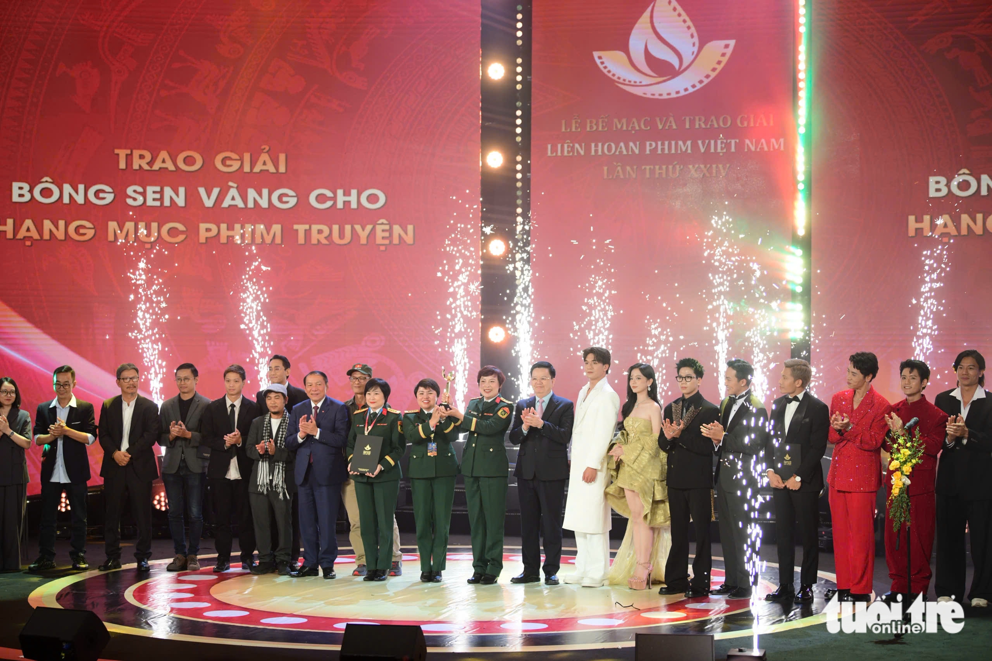 Mưa đỏ nhận Bông sen vàng cùng 4 giải cá nhân xuất sắc tại Liên hoan phim Việt Nam - Ảnh 1. Liên hoan phim Việt Nam - Ảnh 5.