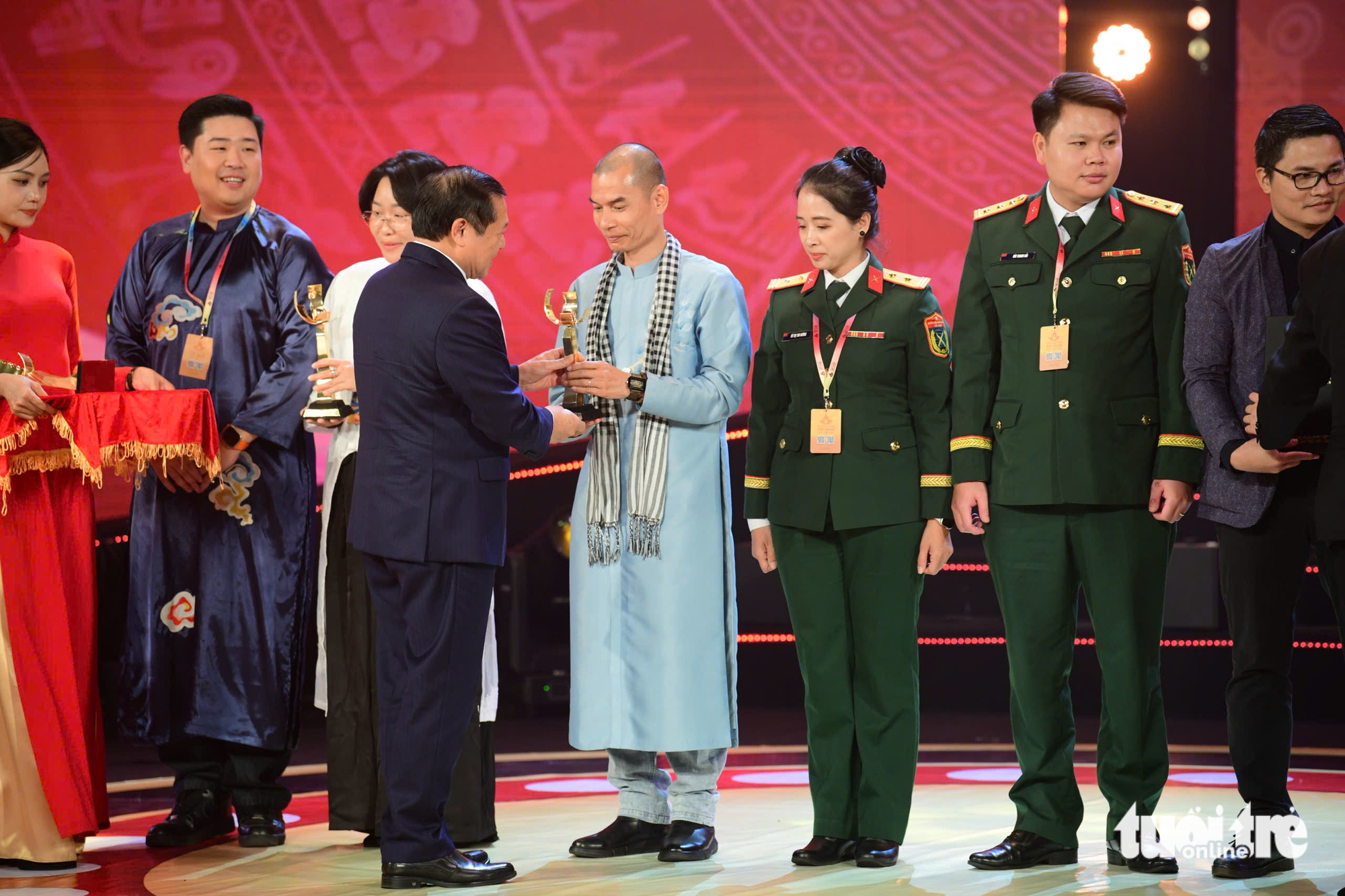 Mưa đỏ nhận Bông sen vàng cùng 4 giải cá nhân xuất sắc tại Liên hoan phim Việt Nam - Ảnh 1. Liên hoan phim Việt Nam - Ảnh 6.