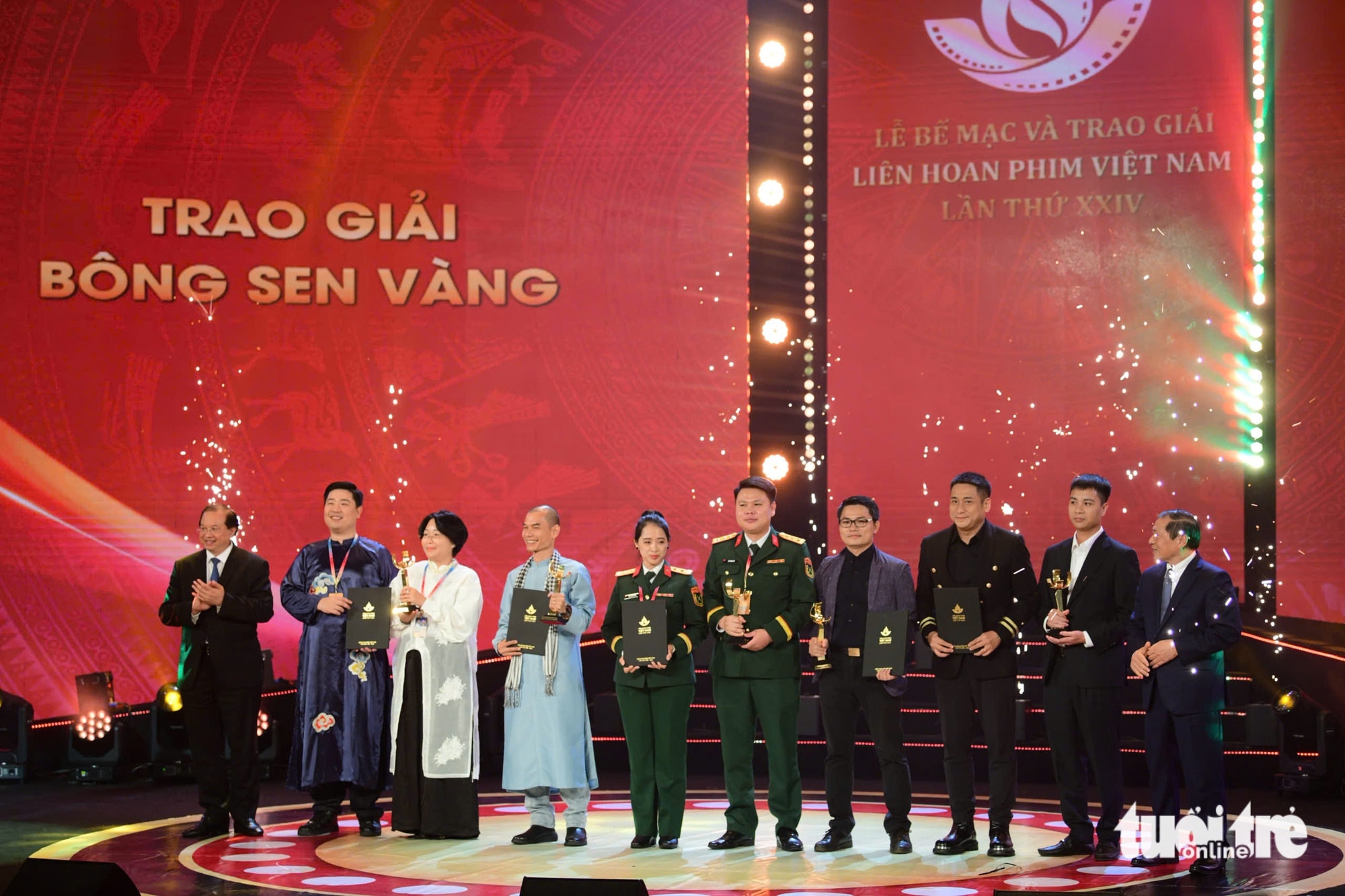 Mưa đỏ nhận Bông sen vàng cùng 4 giải cá nhân xuất sắc tại Liên hoan phim Việt Nam - Ảnh 1. Liên hoan phim Việt Nam - Ảnh 7.