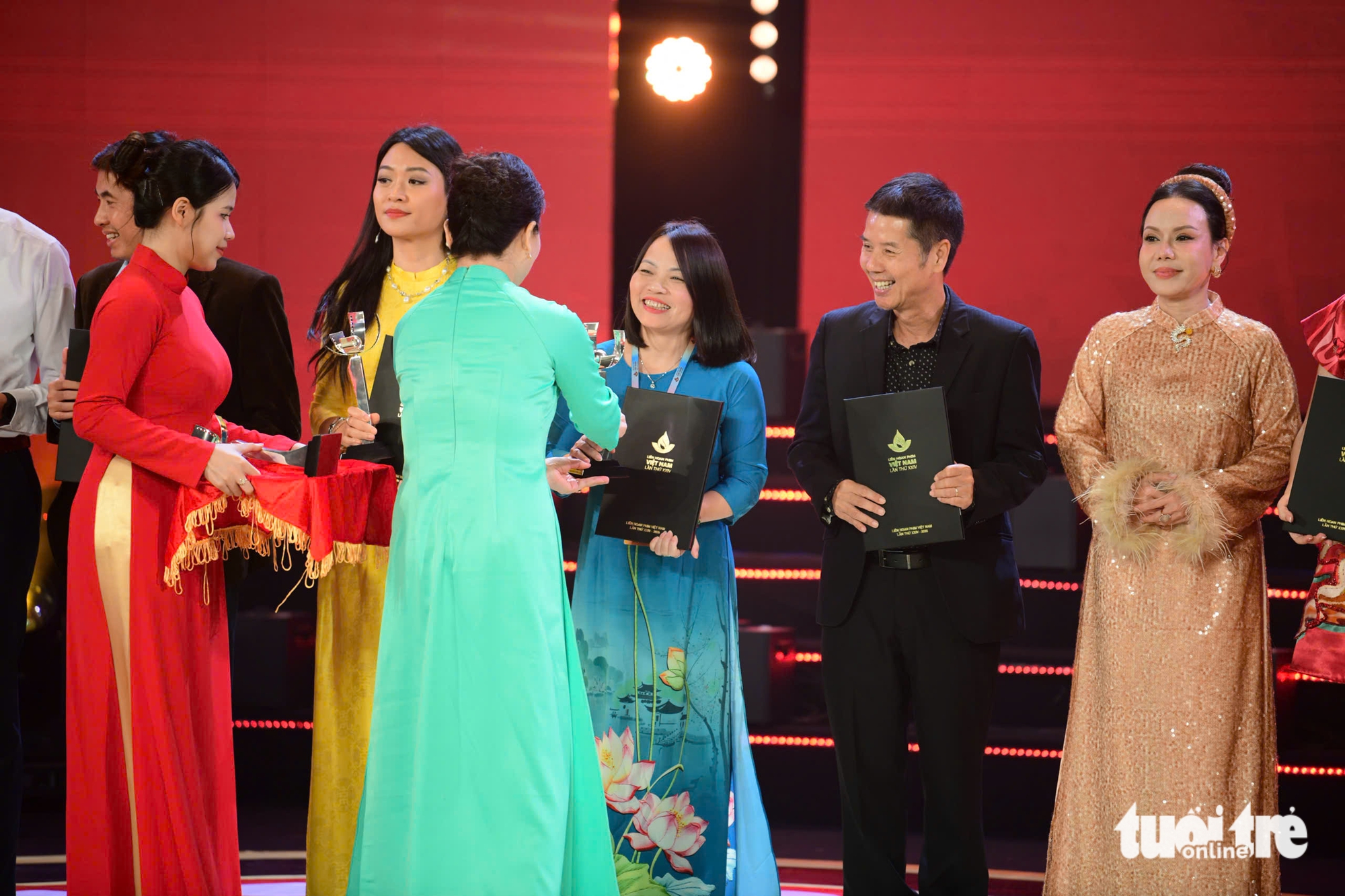 Mưa đỏ nhận Bông sen vàng cùng 4 giải cá nhân xuất sắc tại Liên hoan phim Việt Nam - Ảnh 2. Liên hoan phim Việt Nam - Ảnh 9.