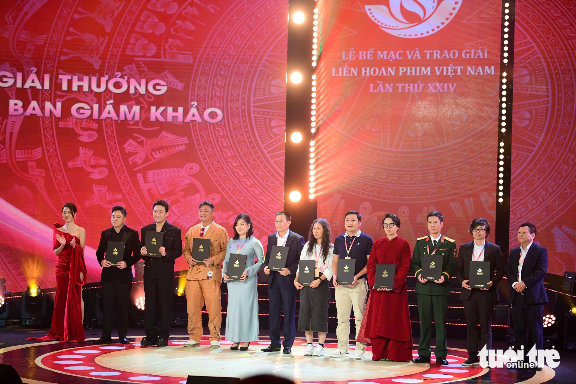 Anh Tạ Phương Nam của Mưa đỏ nhận giải ở Liên hoan phim Việt Nam - Ảnh 1. Liên hoan phim Việt Nam - Ảnh 10.