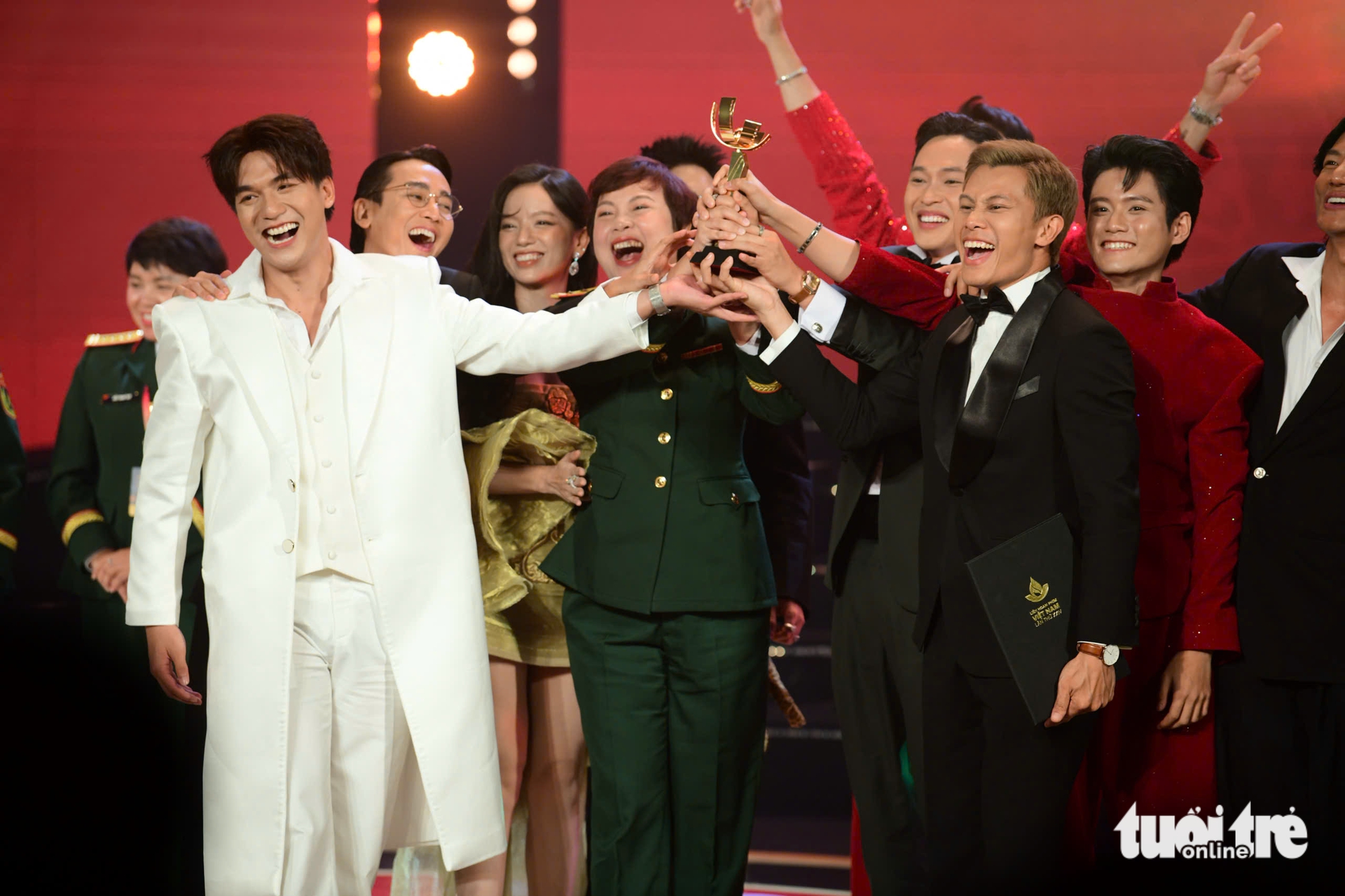 Mưa đỏ nhận Bông sen vàng cùng 4 giải cá nhân xuất sắc tại Liên hoan phim Việt Nam - Ảnh 1. Liên hoan phim Việt Nam - Ảnh 1.