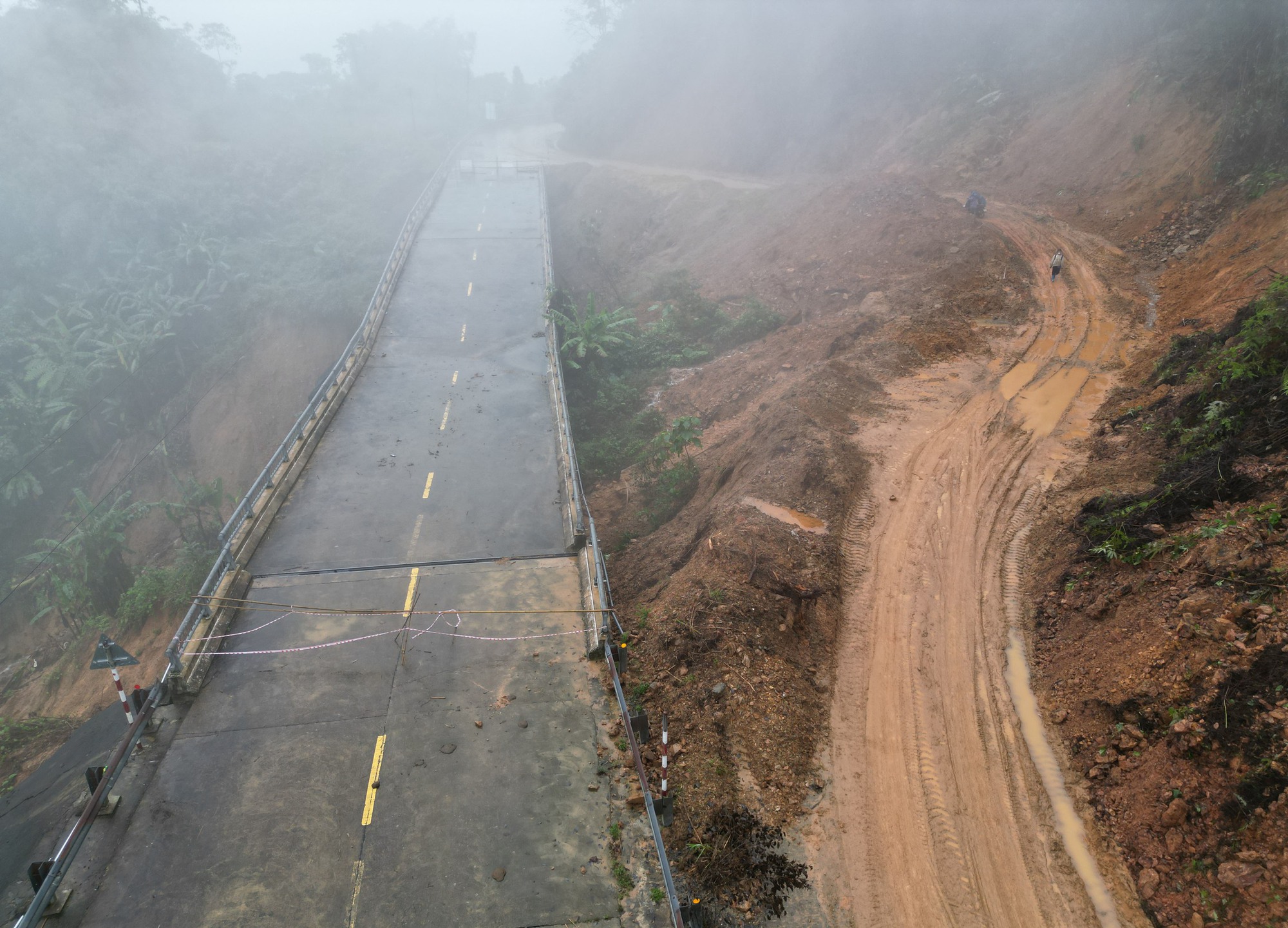 Cận cảnh cung đường sạt lở trên dãy Trường Sơn - Ảnh 1.