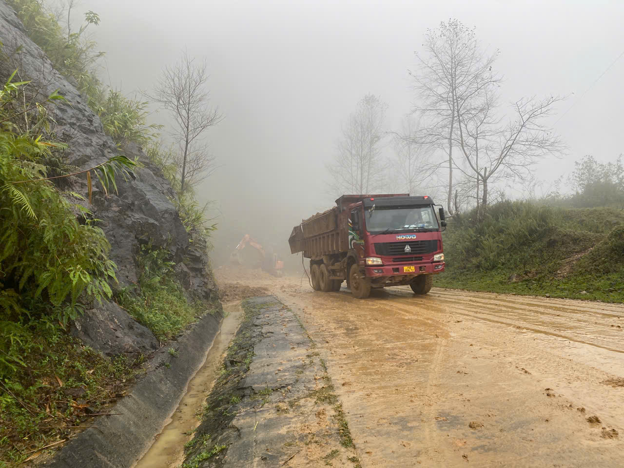 Cận cảnh cung đường sạt lở trên dãy Trường Sơn - Ảnh 9.