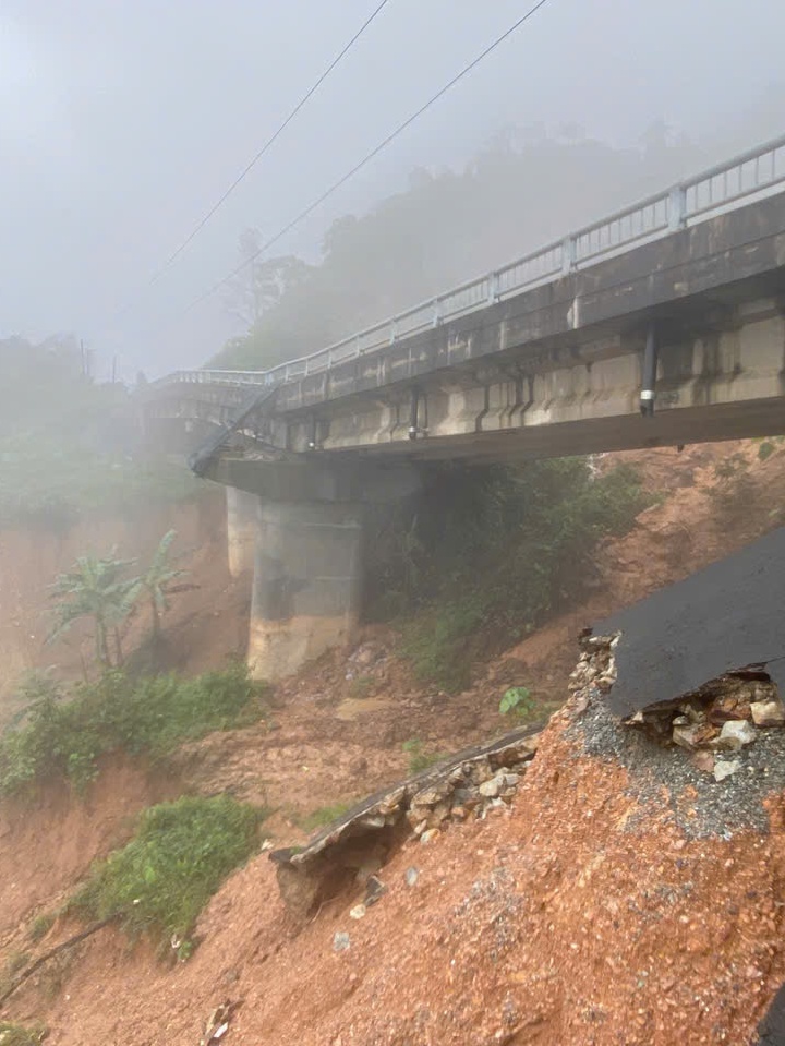 Cận cảnh cung đường sạt lở trên dãy Trường Sơn