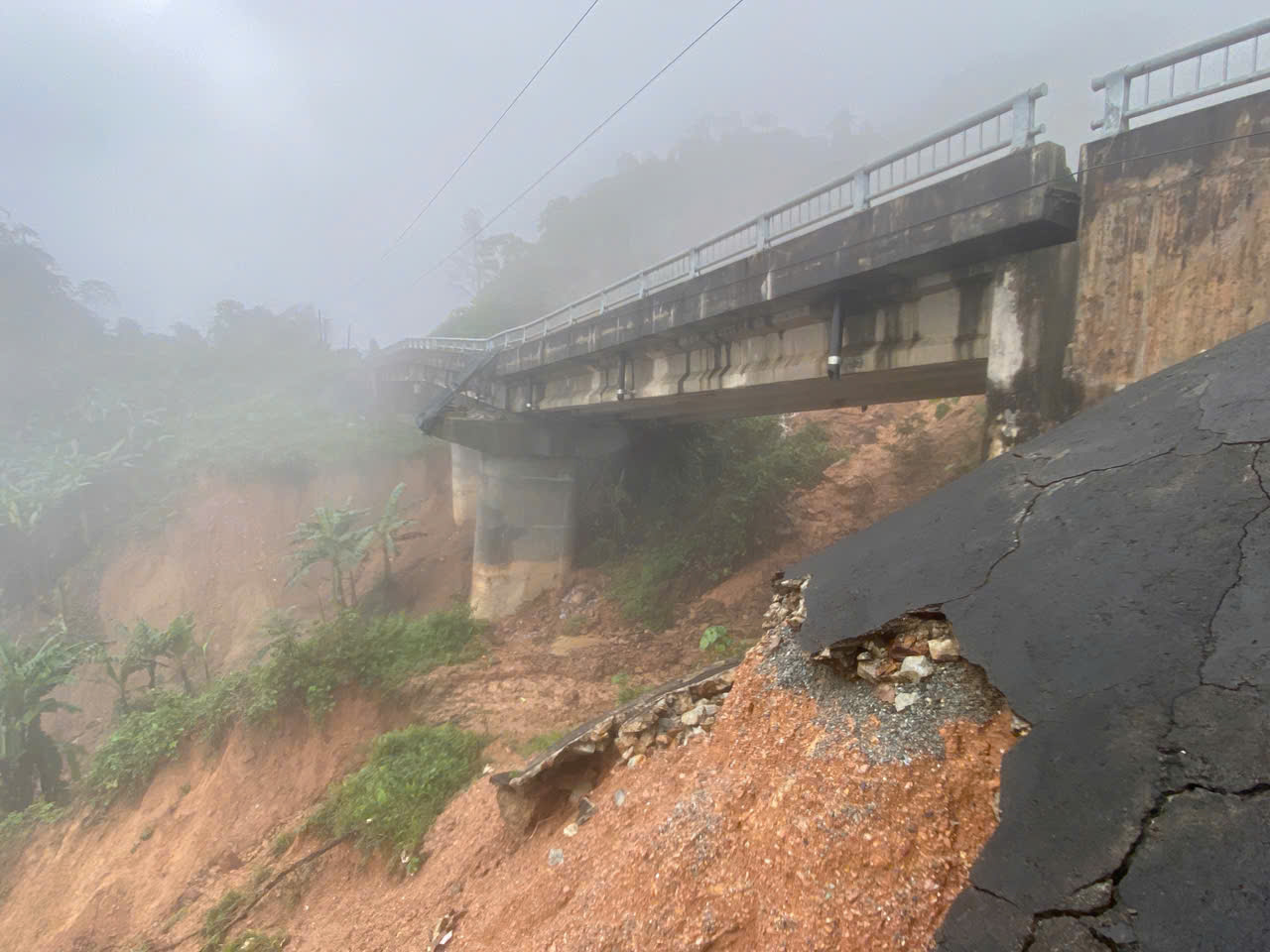 Cận cảnh cung đường sạt lở trên dãy Trường Sơn - Ảnh 3.