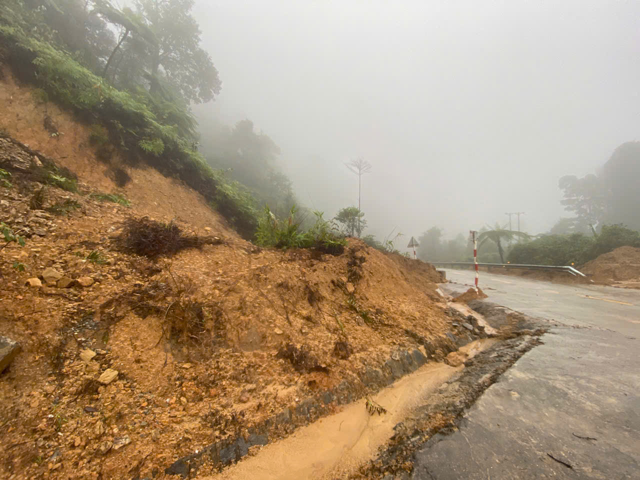 Cận cảnh cung đường sạt lở trên dãy Trường Sơn - Ảnh 5.