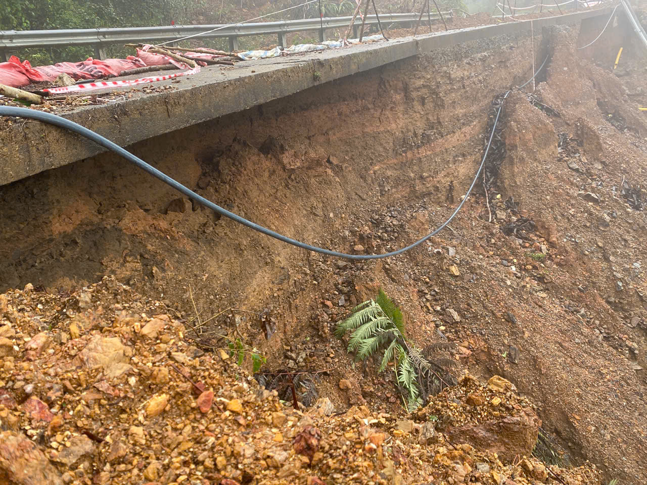 Cận cảnh cung đường sạt lở trên dãy Trường Sơn - Ảnh 7.