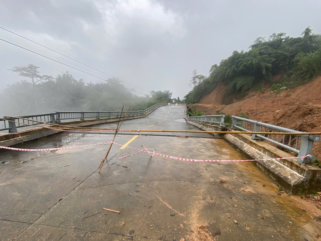 Cận cảnh cung đường sạt lở trên dãy Trường Sơn - Ảnh 4.