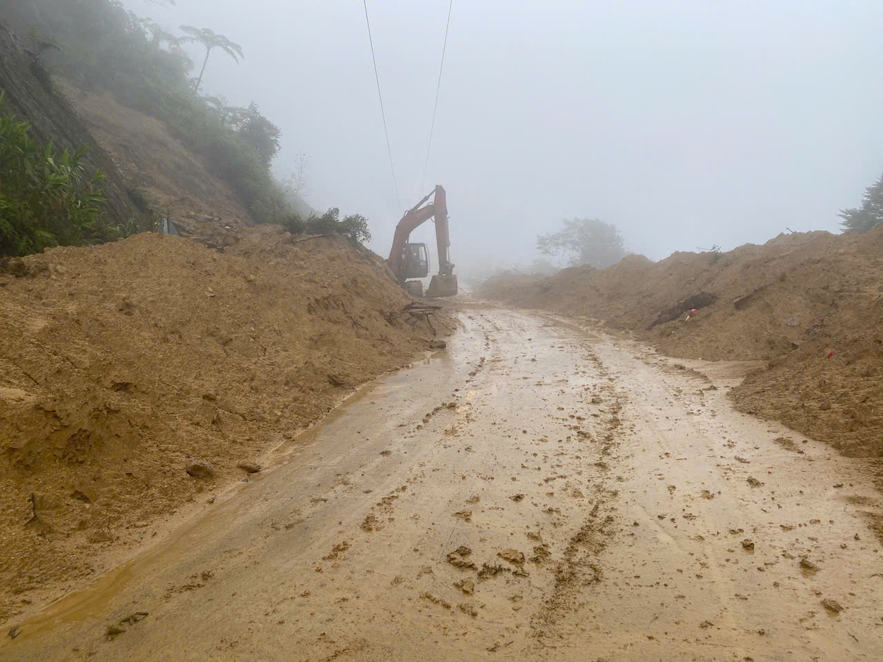 Cận cảnh cung đường sạt lở trên dãy Trường Sơn - Ảnh 8.