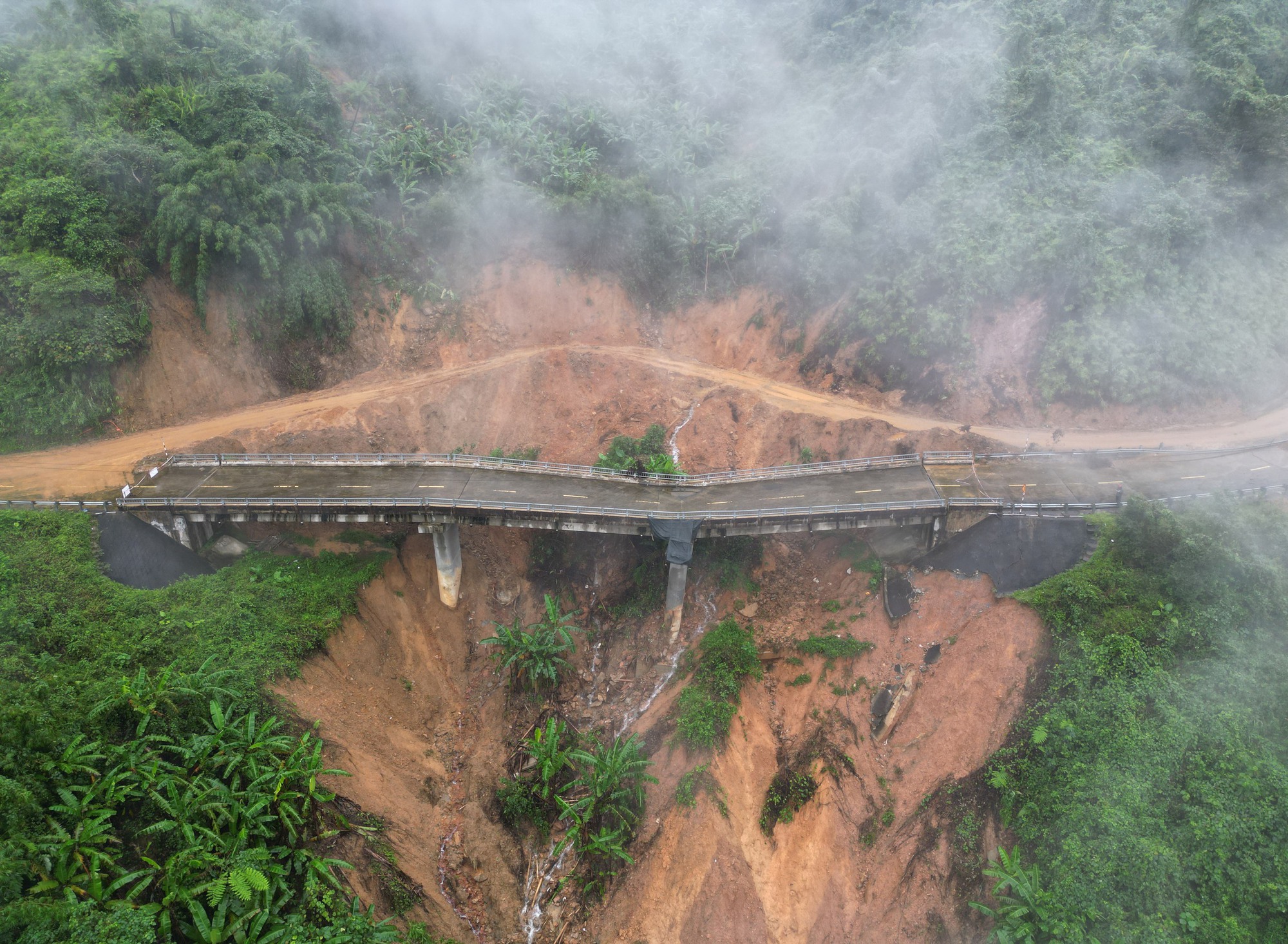 Cận cảnh cung đường sạt lở trên dãy Trường Sơn - Ảnh 2.