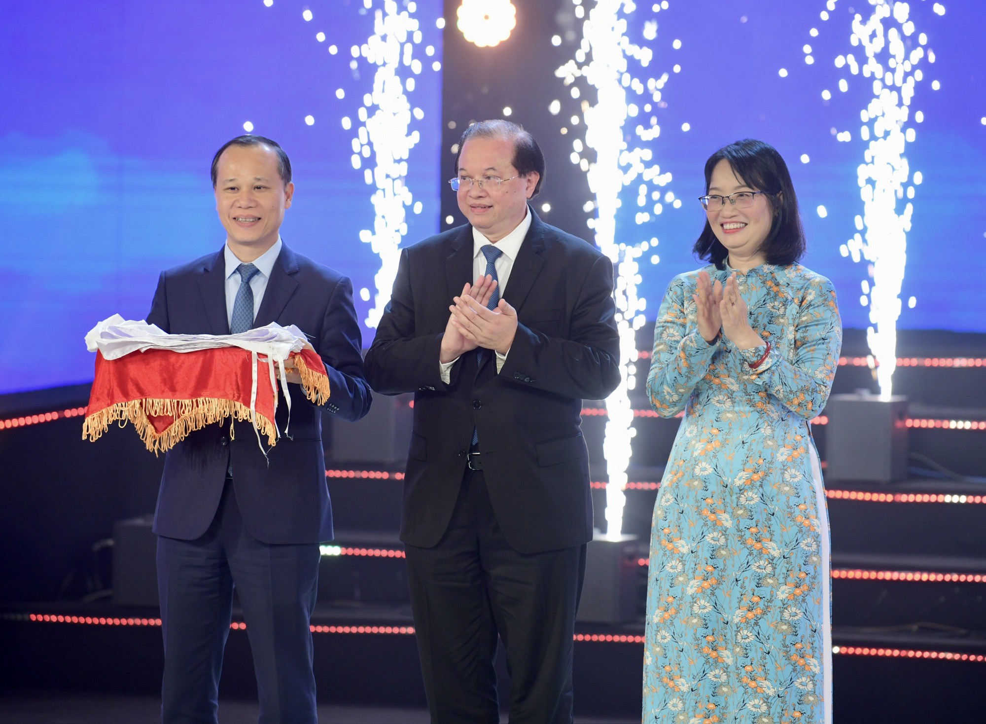 Mưa đỏ nhận Bông sen vàng cùng 4 giải cá nhân xuất sắc tại Liên hoan phim Việt Nam - Ảnh 2.