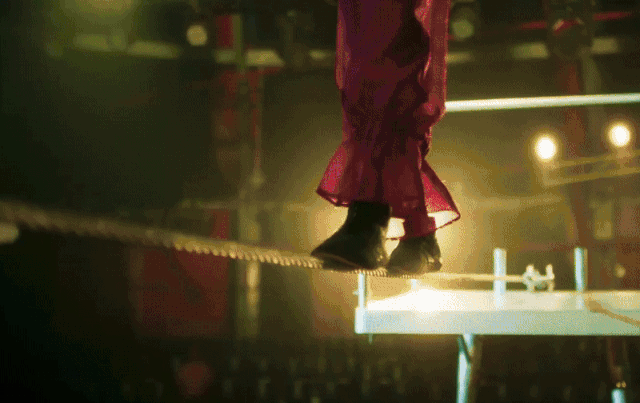 Kiều Minh Tuấn đóng diễn viên xiếc, tự nhào lộn trên dây không cần cascadeur - Ảnh 2. Kiều Minh Tuấn - Ảnh 2.