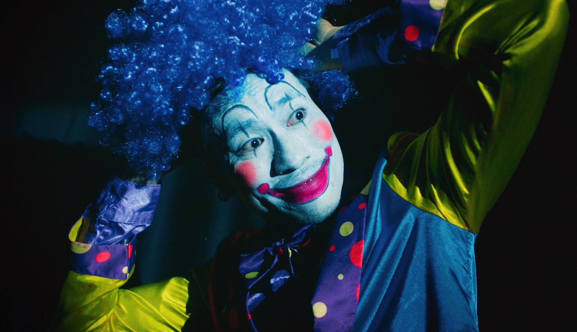 Kiều Minh Tuấn đóng diễn viên xiếc, tự nhào lộn trên dây không cần cascadeur - Ảnh 1. Kiều Minh Tuấn - Ảnh 1.